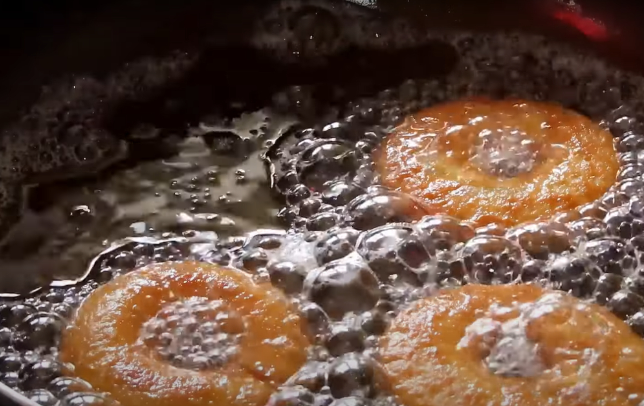 Ароматні пончики на сметані: неймовірно смачний і швидкий десерт